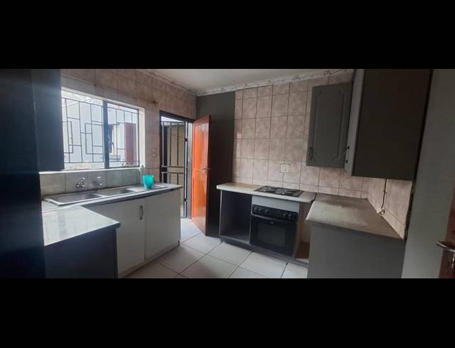 6 BEDROOM HOUSE FOR SALE IN TEMBISA